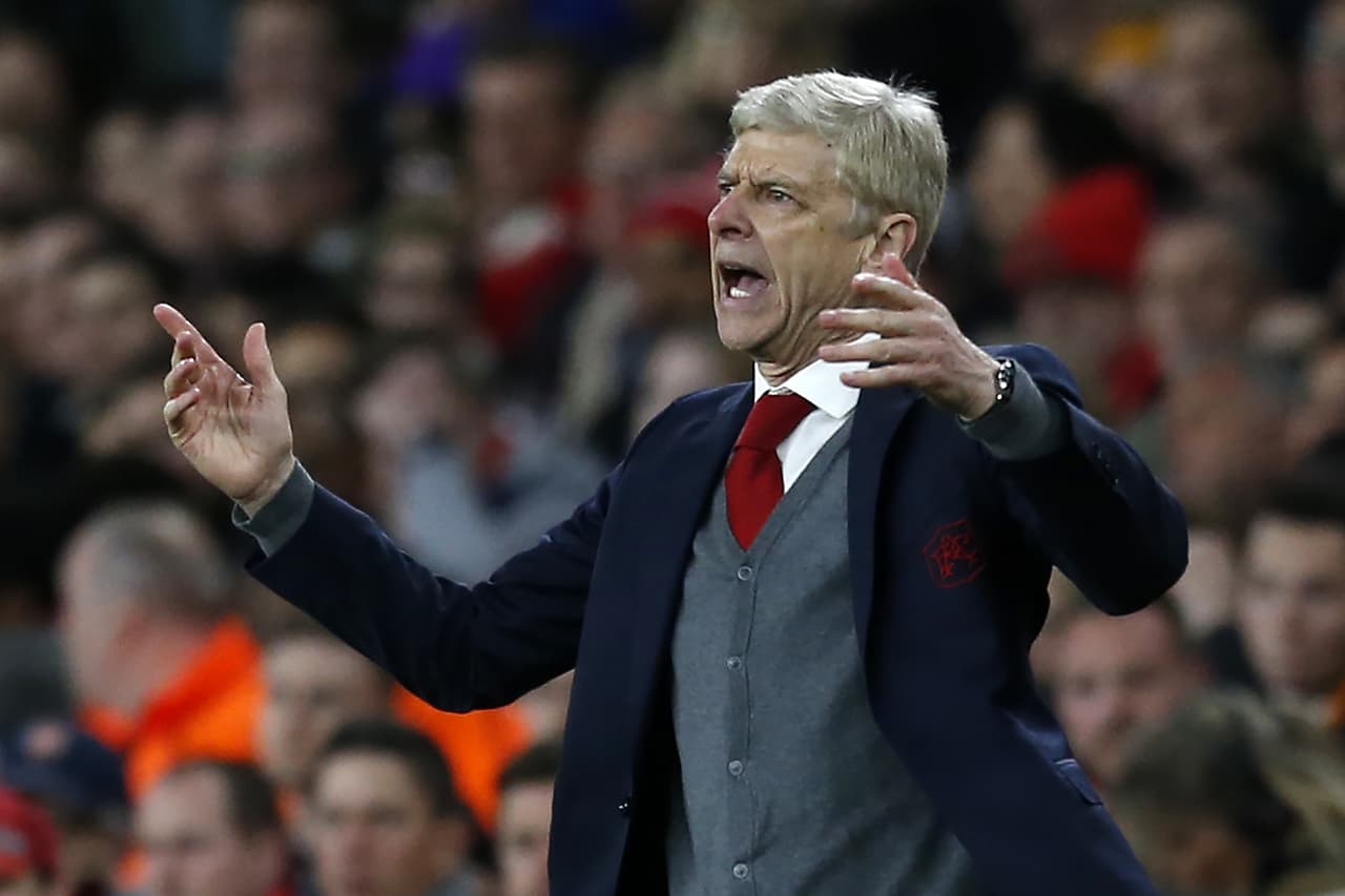 Pero no llegaría solo, de hecho el frances Arsene Wenger sería contratado por el club parisino como manager general.