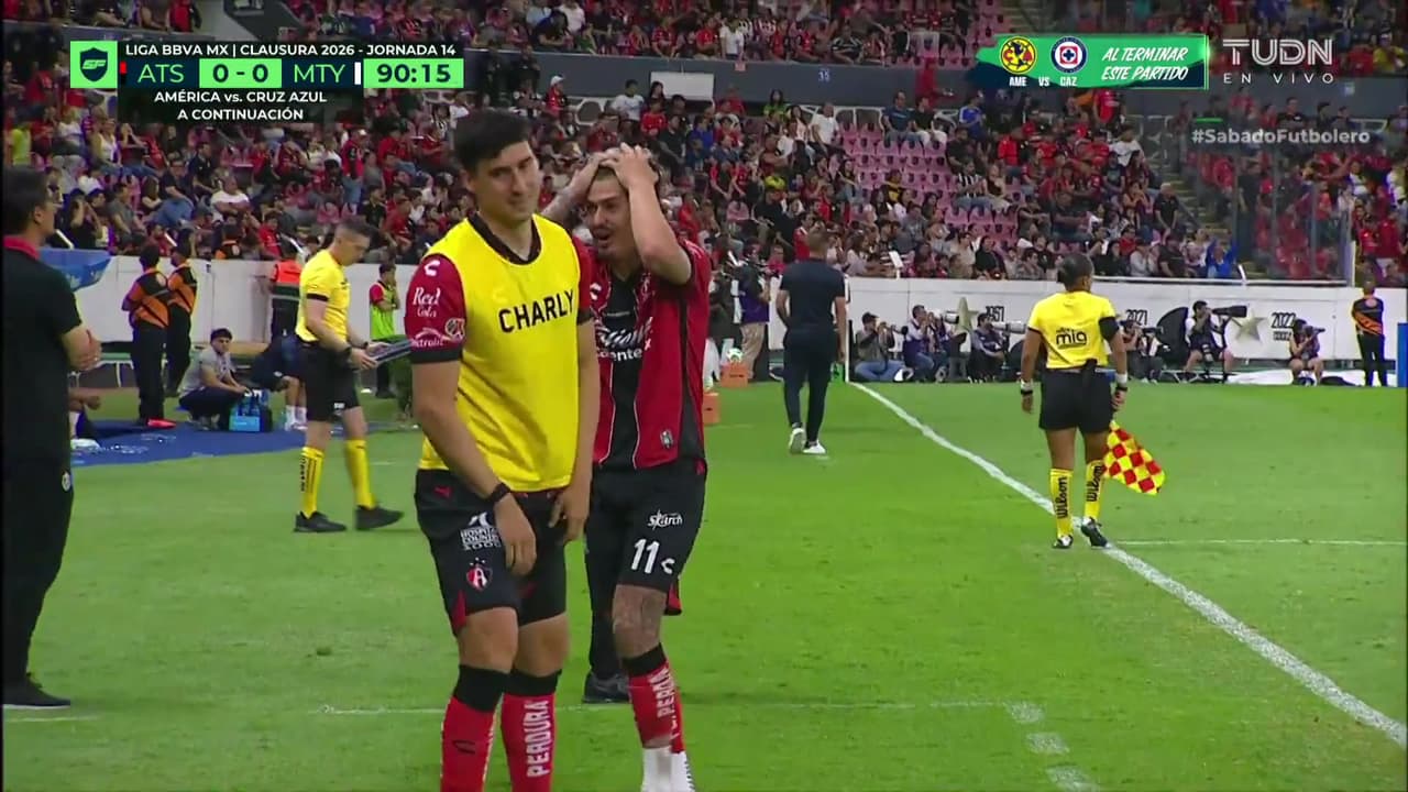 ¡El balón roza el poste! Atlas estuvo cerca de hacer gol pero el balón se va desviado