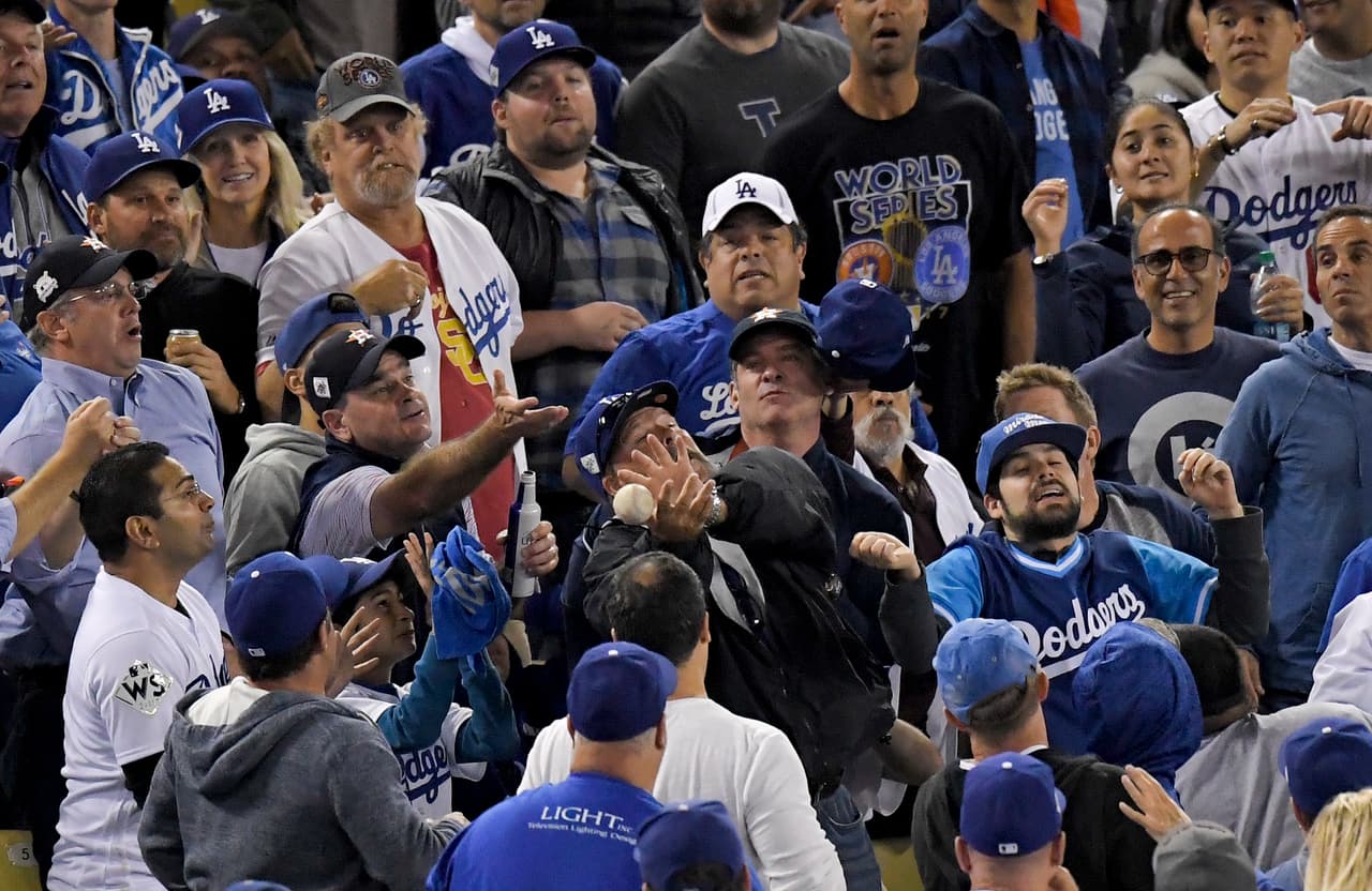 Los fanáticos buscan una pelota de foulpor el segunda base Logan Forsythe de los Dodgers.