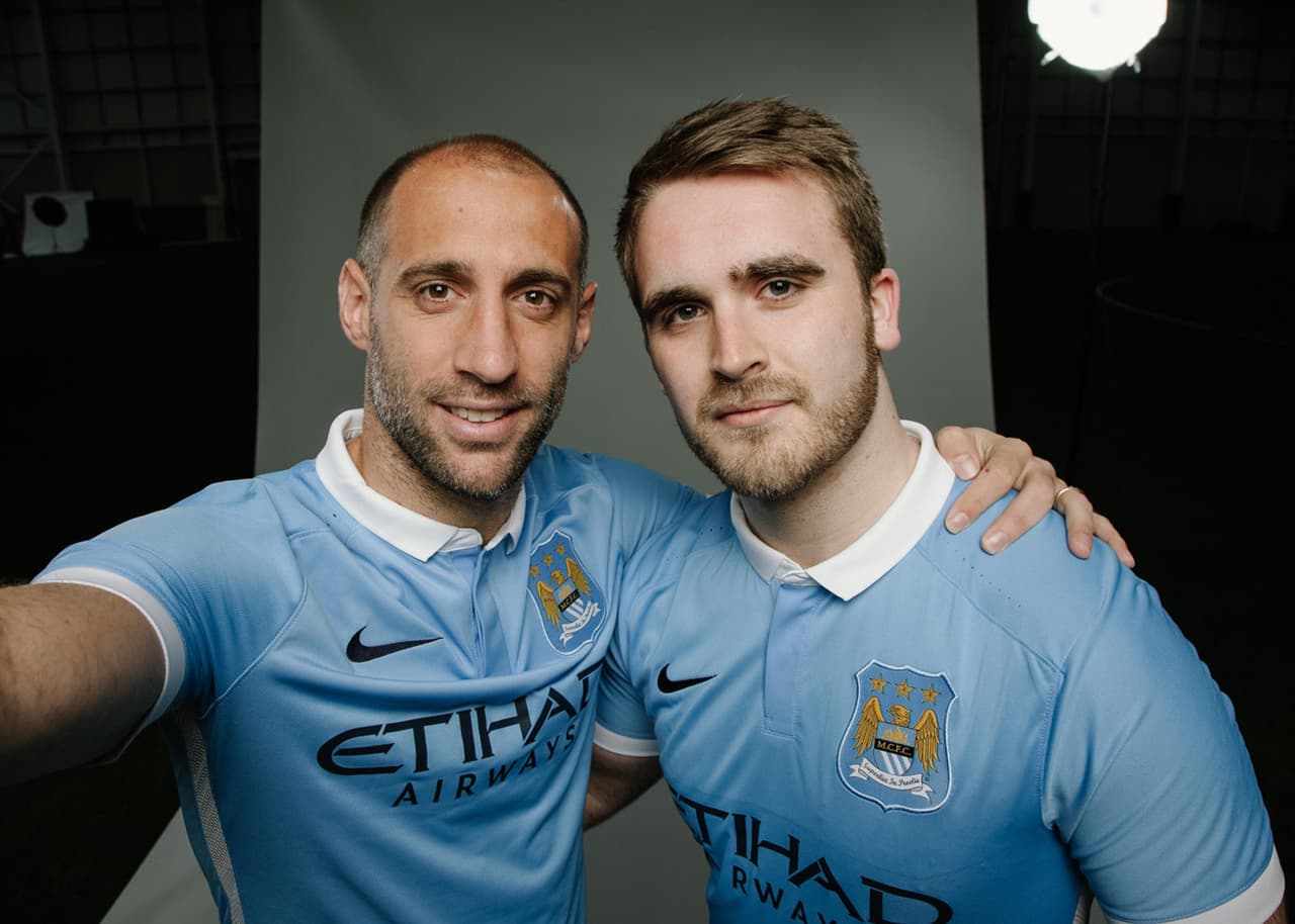 Esta temporada, el Manchester City buscó un lanzamiento especial con la ayuda de los que verdaderamente hacen del club lo que es: los aficionados Citizens. A través de la App Fútbol Nike, a un exclusivo grupo de seguidores se le dio la oportunidad de asistir a la Academia de Fútbol del City, para que fueran los primero en ver el nuevo diseño, portarlo y lucirlo junto a sus ídolos.