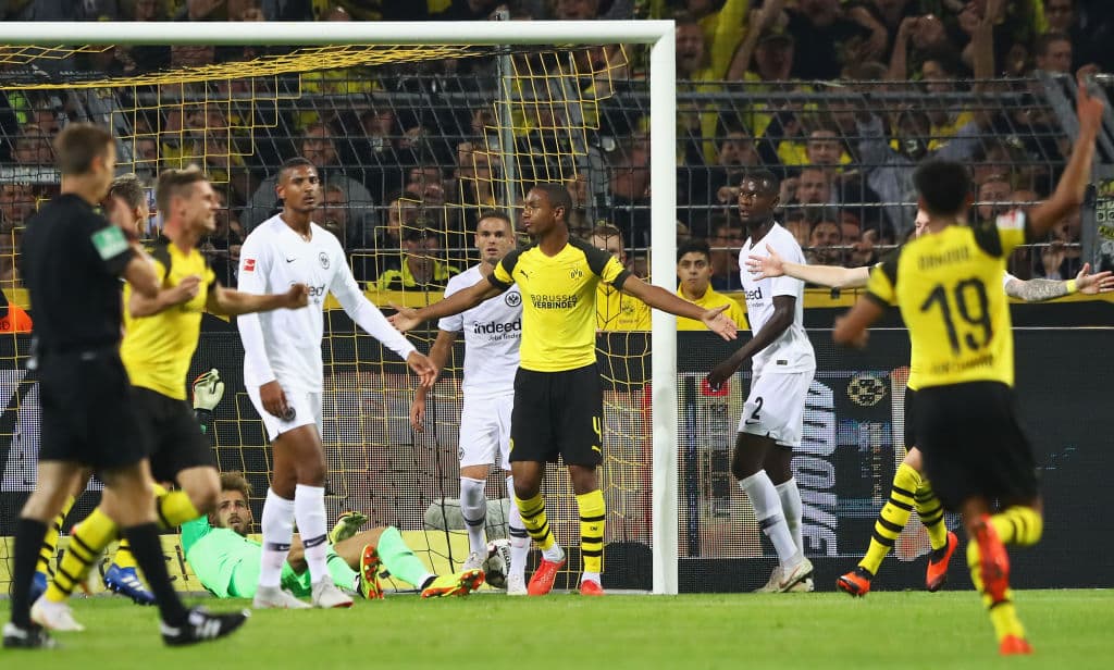Abdou Diallo (centro) abrió el marcador para Borussia Dortmund al 36', pero al minuto 68' Sebastian Haller había alcanzado el empate.