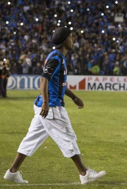 Al medio tiempo del duelo entre Querétaro y Puebla, Ronaldinho fue presentado a la afición de gallos. El brasileño fue vitoreado a pesar de no jugar.