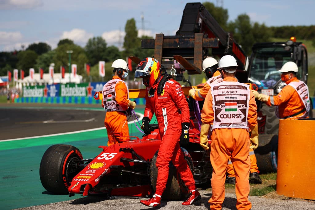 Las clasificaciones tuvieron un toque polémico pues el británico realizó un movimiento inesperado al salir a una velocidad muy baja de los pits, obstaculizando a Max Verstappen y afectando a Sergio Pérez quien debido a esto no pudo terminar su última vuelta en la Q3, restando la posibilidad de que terminara en una mejor posición.