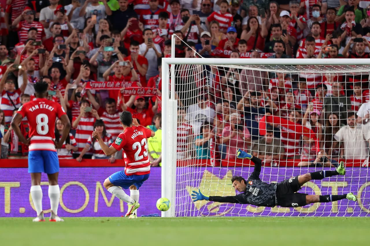 Mallorca derrotó 0-2 a Osasuna y Cádiz 0-1 al Alavés, ambos de visitantes para que evitaran el descenso; Granada pierde la categoría en España con un penal fallado.