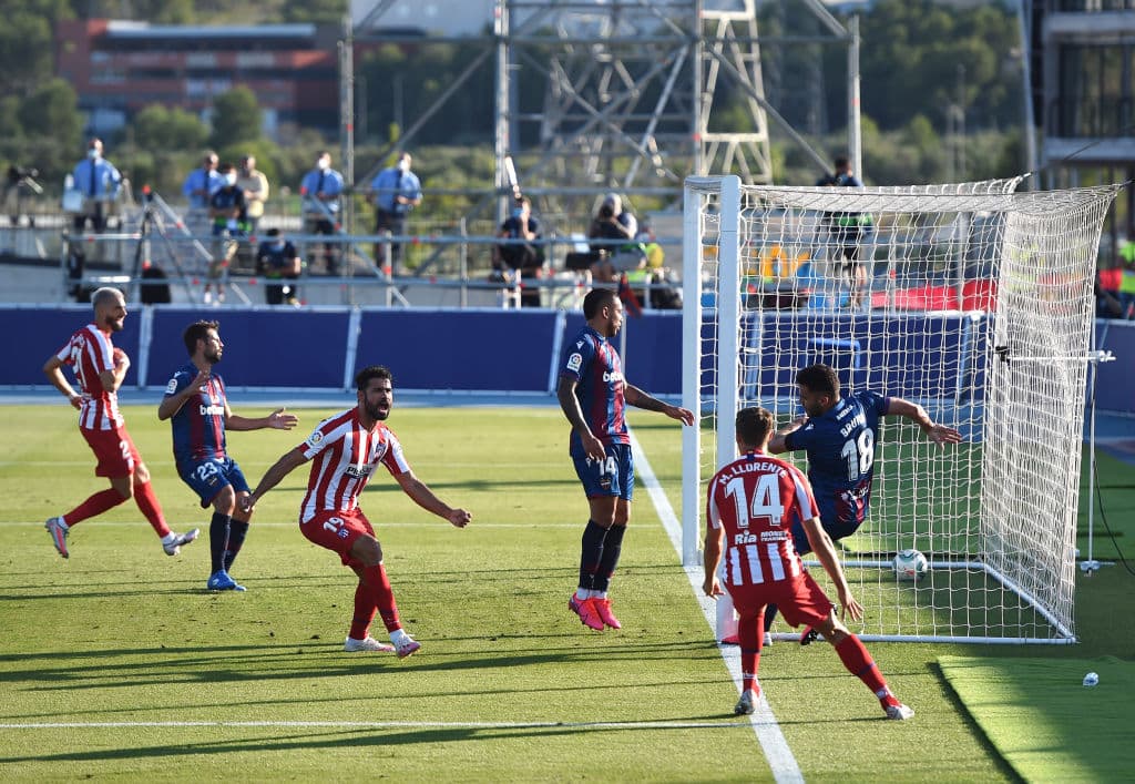 Luego de una extraordinaria jugada de Marcos Llorente, Bruno González trata de despejar el balón, pero termina cometiendo un autogol.