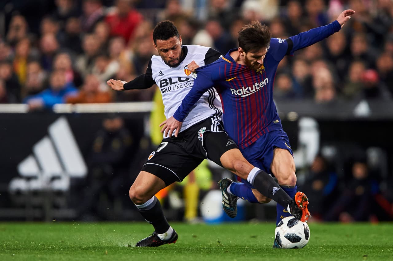 Sin embargo, Barcelona fue fiel a su estilo y pronto dominó el balón, al punto que tuvo más control durante el juego que el local.