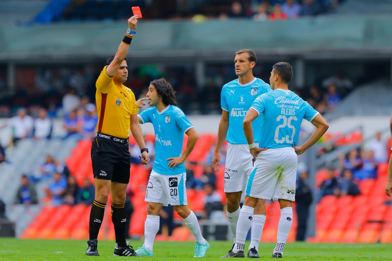 Después de la revisión en el VAR el árbitro Alejandro Funk (izquierda) no dudó en mostrar la roja directa al colombiano Alexis Pérez del Querétaaro.