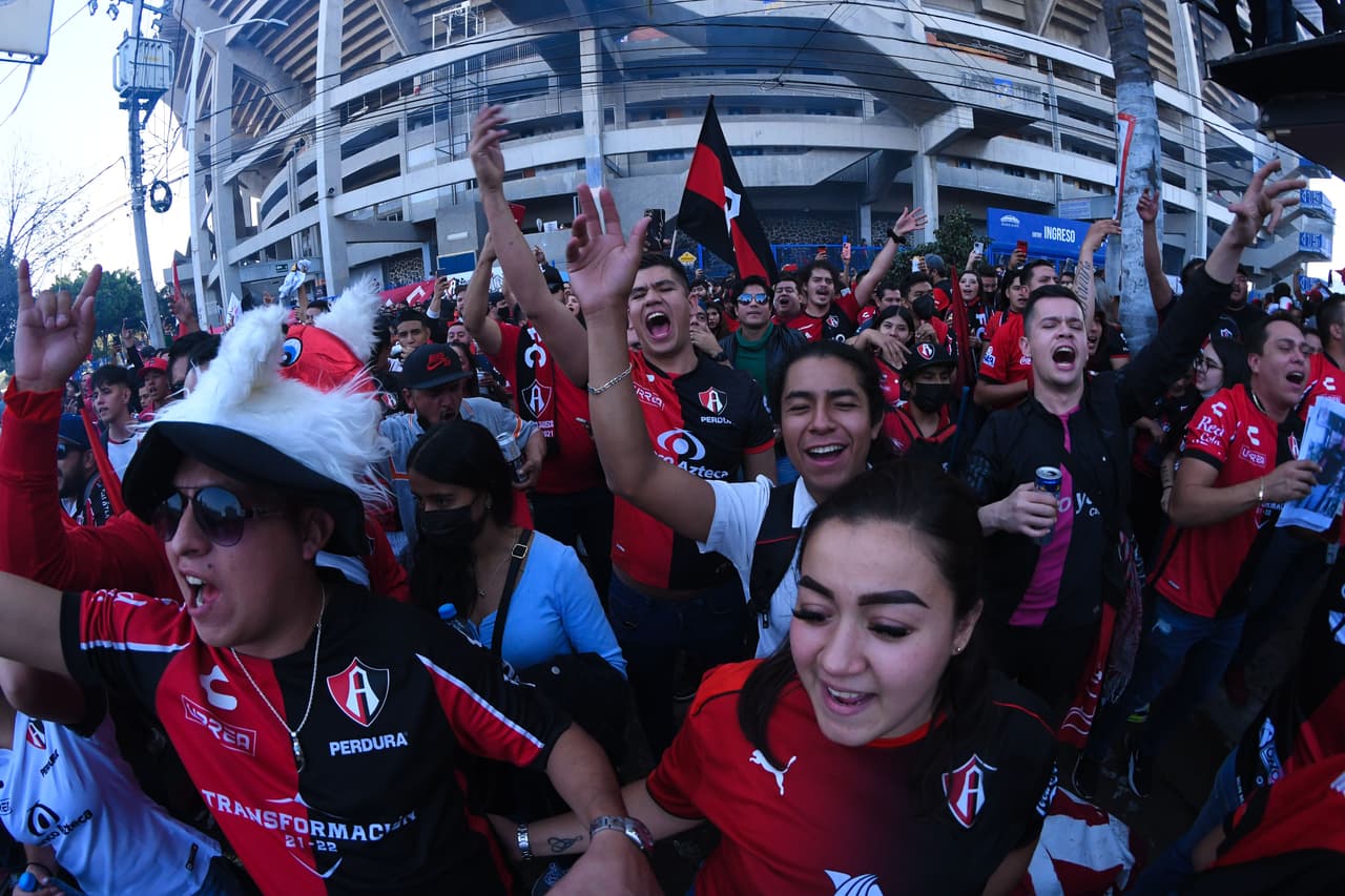 ¡Qué ambientazo! Los seguidores del Atlas se dieron cita en las inmediaciones del Estadio Jalisco desde muchas horas antes de que diera inicio el partido con el fin de alentar en busca de la remontada del título.