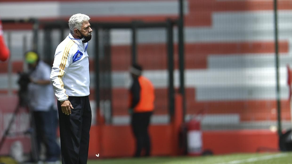 Tuca Ferretti cree que el árbitro está cómodo con el VAR