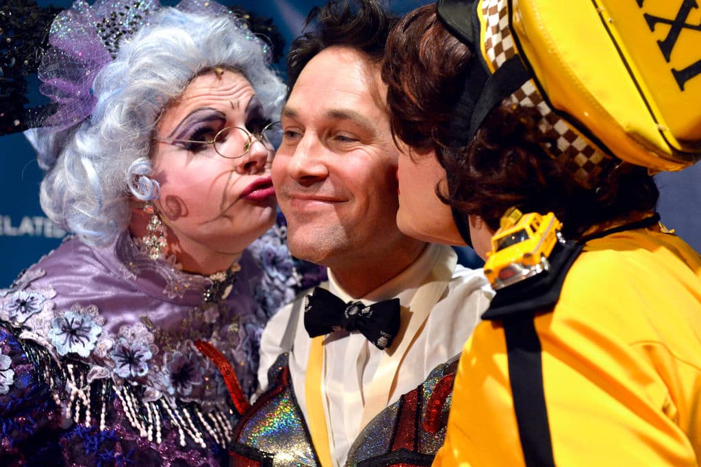 Y precisamente por esa humildad, esos hermosos ojos verdes y una sonrisa fácil, es exactamente la razón por la que el público se ha enamorado de Rudd a lo largo de los años.