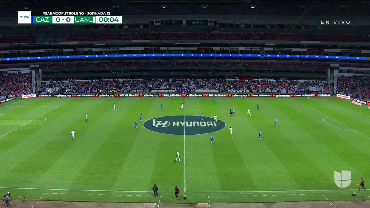 Arranca el partido y la pelota está en juego.