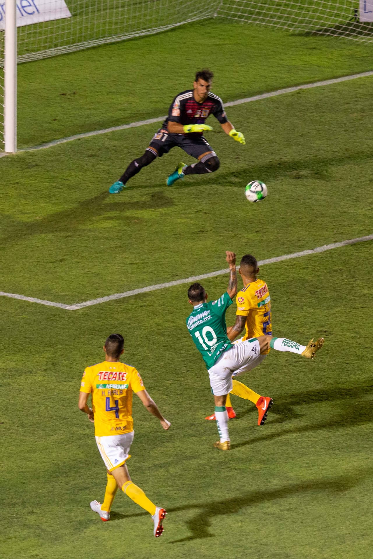 Este disparo fue uno de los muy escasos que tuvo el mediocampista del León, un tiro muy incómodo y que llegó flojo a las manos del portero Nahuel Guzmán.