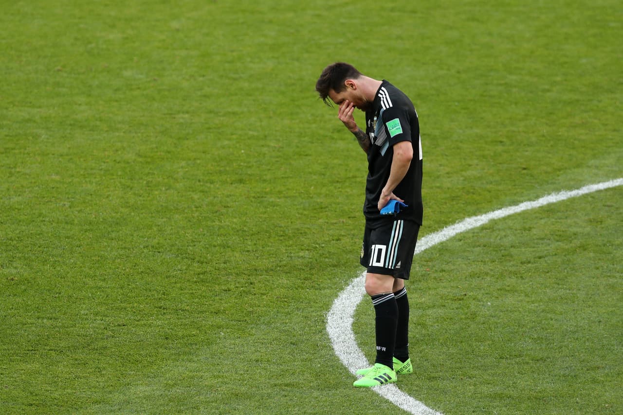 Lionel Messi: a pesar de mostrarse injurioso durante todo el juego, "La Pulga" falló el penal que pudo haberle dado los tres puntos a Argentina en el empate 1-1 ante Islandia.