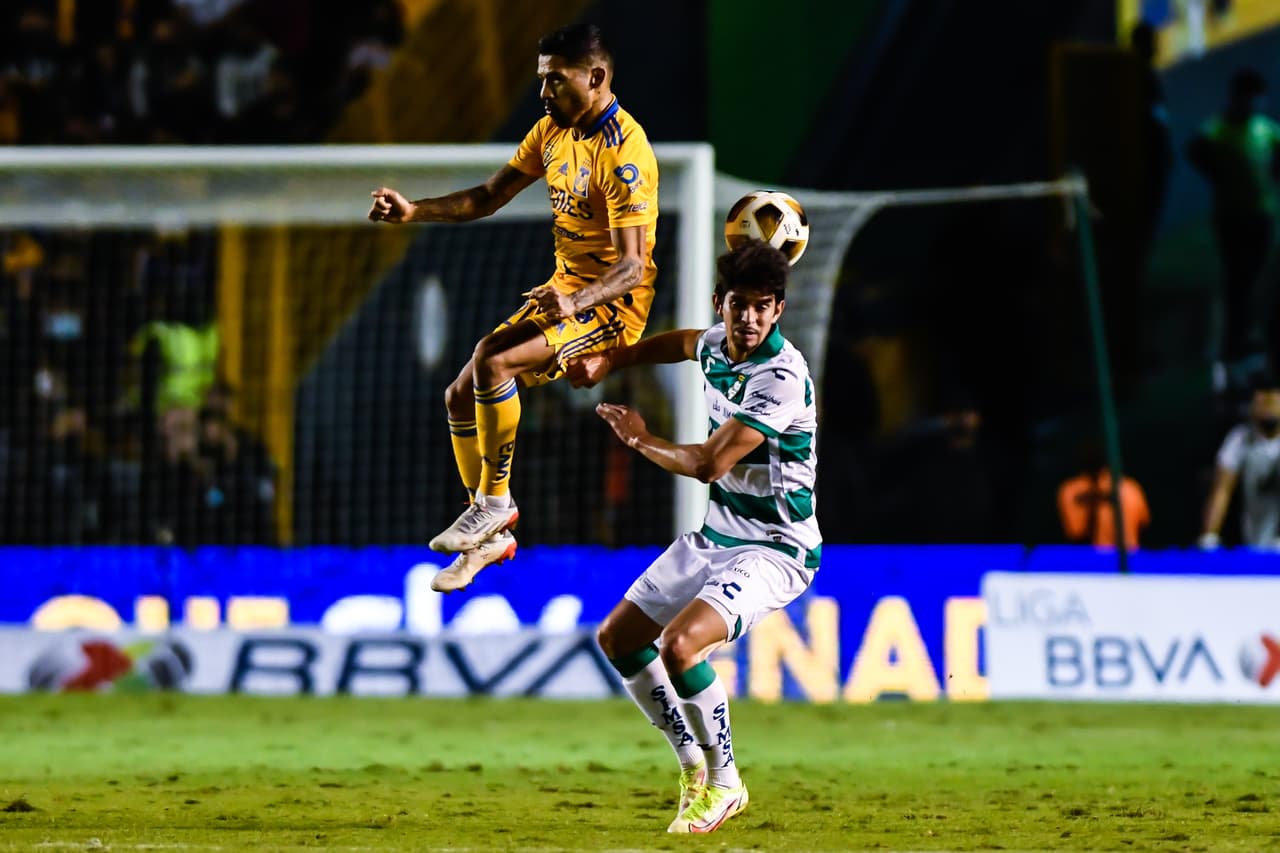 Carlos Salcedo fue el héroe de Tigres al marcar el gol que les dio la victoria sobre Santos y el pase a Semifinal.