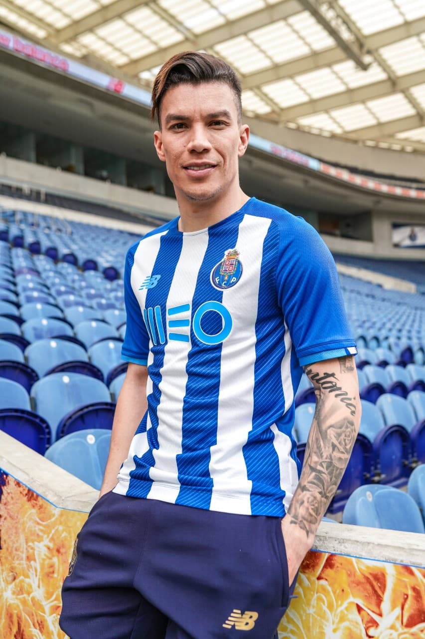 'Tecatito' Corona no aperece en la campaña publicitaria del nuevo Jersey del club y los rumores de su salida son cada vez más fuertes.