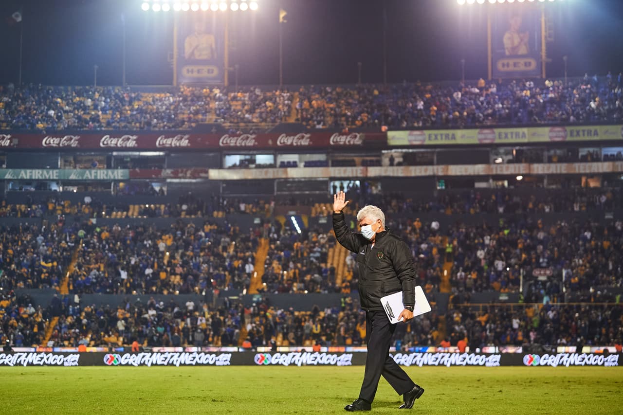 El público en el Volcán reconoció al mejor entrenador en la historia de su club.