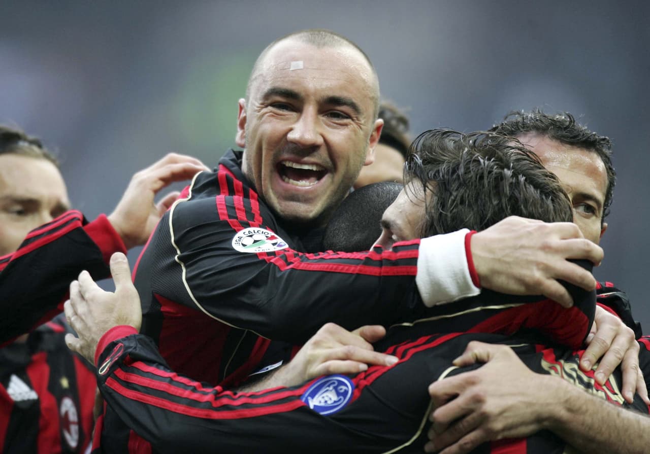 Como jugador, en la casa milanista, logró levantar seis títulos. Dos Champions League, una Liga italiana, una Coppa Italia, un Mundial de Clubes y una Supercopa de la UEFA.