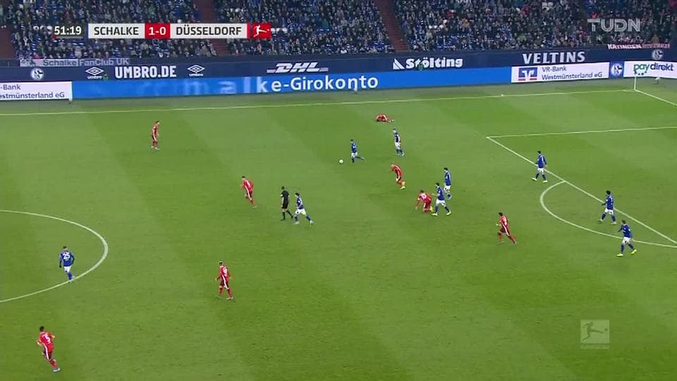 ¡CERCA!. Amine Harit disparó que se estrella en el poste.