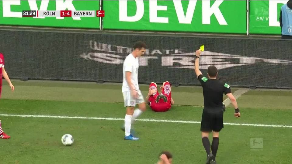 Tarjeta amarilla. El árbitro amonesta a Benjamin Pavard de FC Bayern München