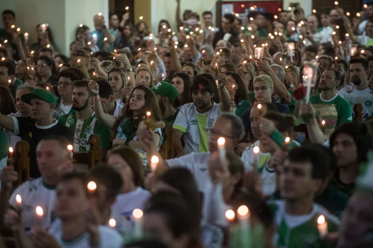 Miles de personas se reúnen en misa nocturna por aniversario del accidente del Chapecoense