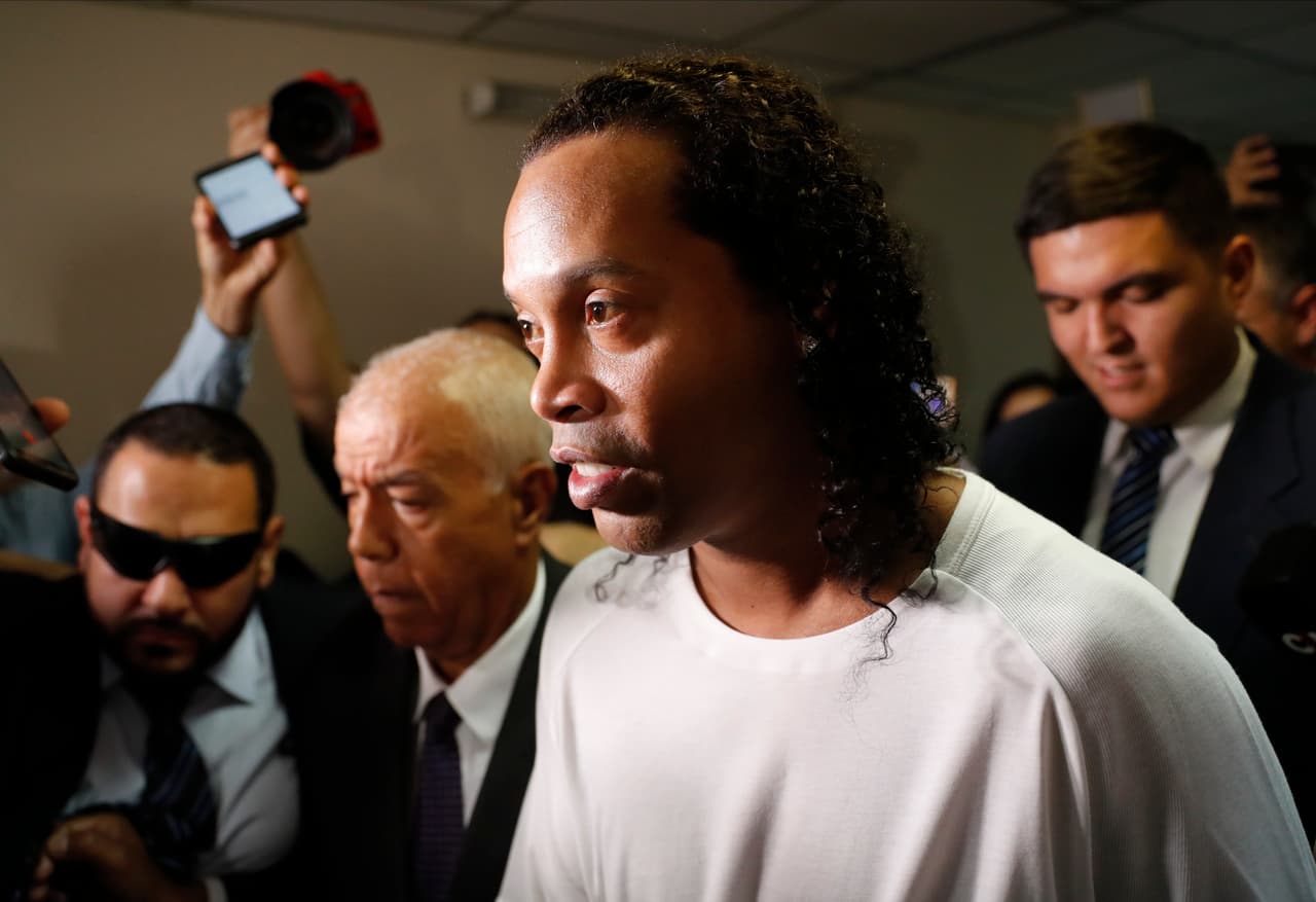 Ronaldinho se fue despedido como un héroe de Asunción