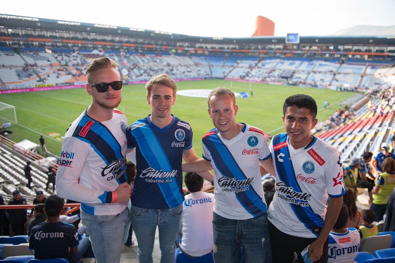 La afición del Puebla hace lo suyo y apoya a su equipo. Evitar el descenso es un trabajo en equipo.