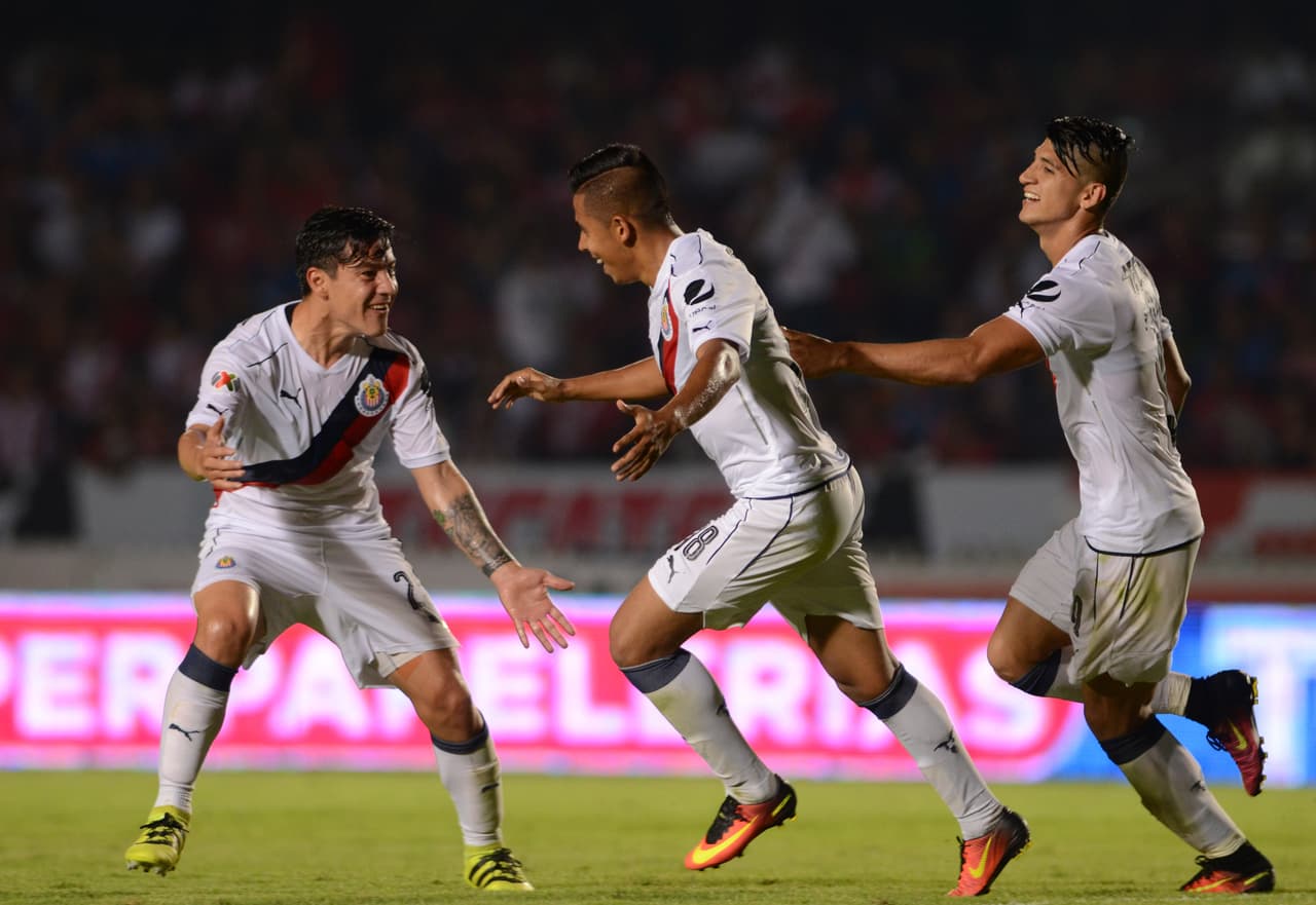 Chivas festeja el único gol del partido ante Tiburones.