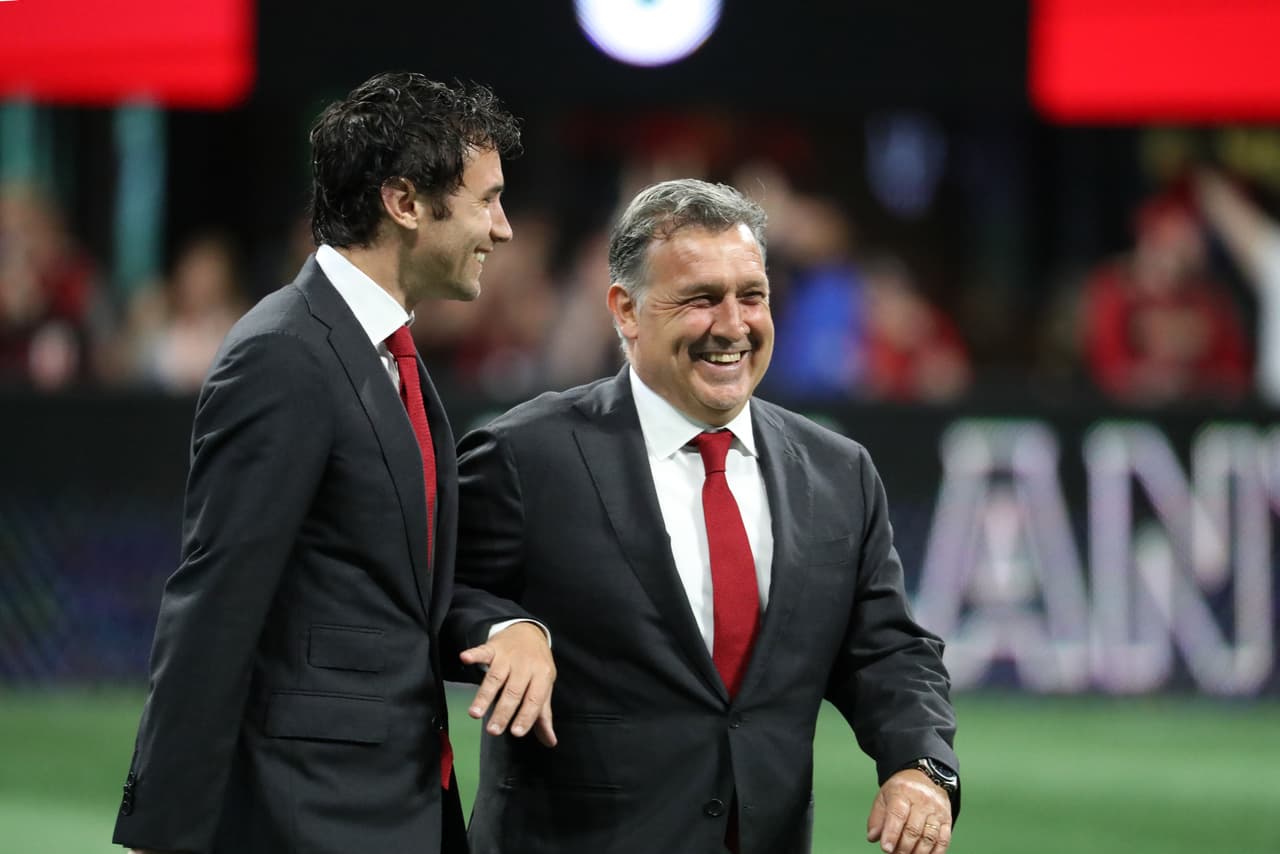 Michael Parkhurst y 'Tata' Martino, capitán y entrenador de Atlanta United.
