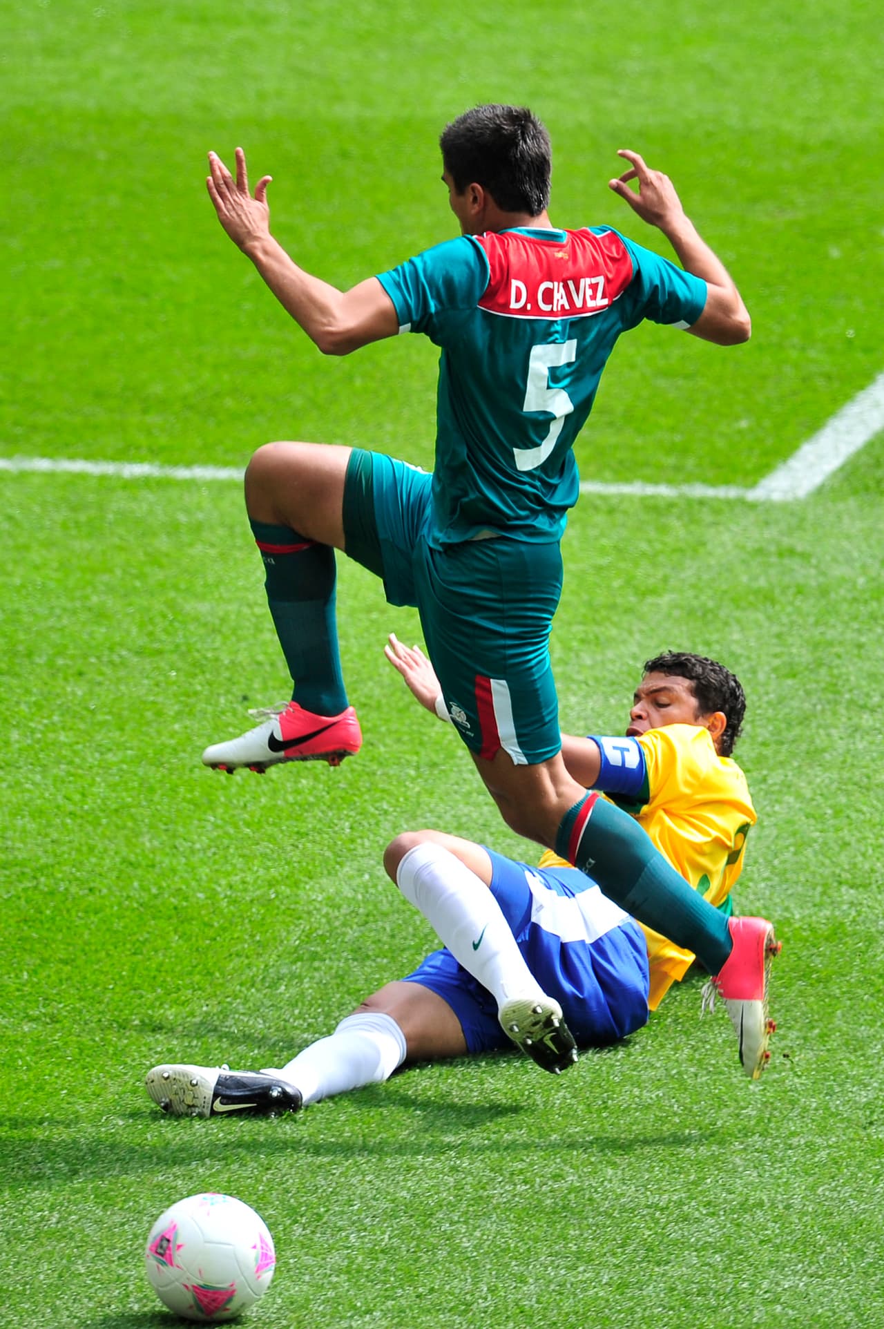 Hasta se dio tiempo para tocar línea de fondo y enfrentar a Thiago Silva, capitán del París Saint-Germain.