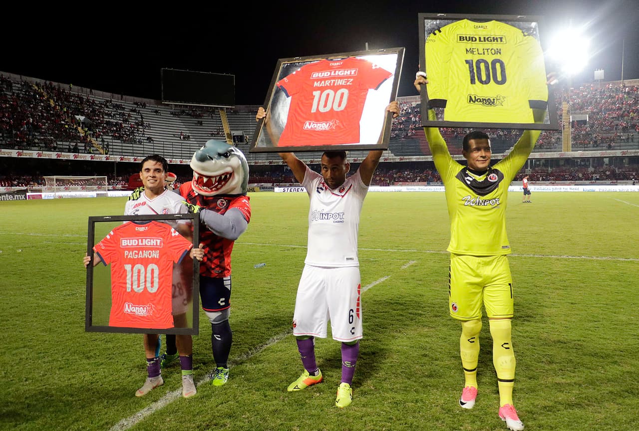 (De izquierda a derecha) Jesus Paganoni, Luis Martínez y Edgar Hernandez cumplieron 100 juegos con el Veracruz y recibieron su propia placa conmemorativa.