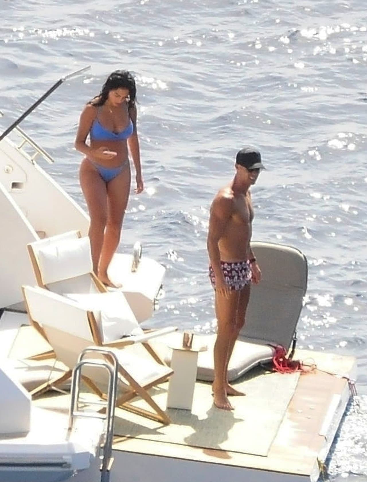 Lo hicieron a bordo de un 
<b>lujoso yate</b> propiedad del futbolista. 
<br>