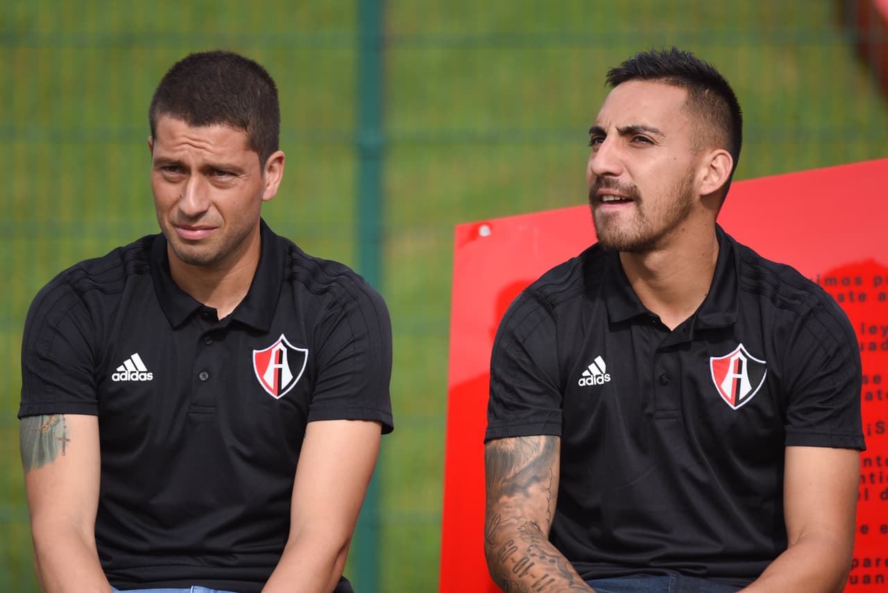 Javier Correa (der.), delantero argentino