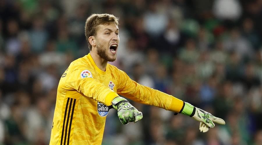 Rubén Blanco se queja de la marca de su defensa, luego de recibir el gol de Fekir.