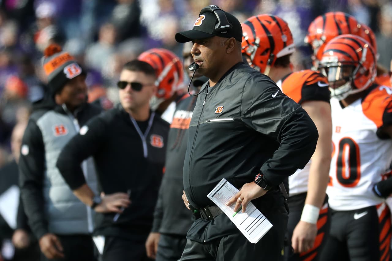 Marvin Lewis tendrá una dura tarea aunque con mejores armas. Dalton y Green bien pueden encargarse de la ofensiva y en defensa Billings, Lawson y Willis deben responder.