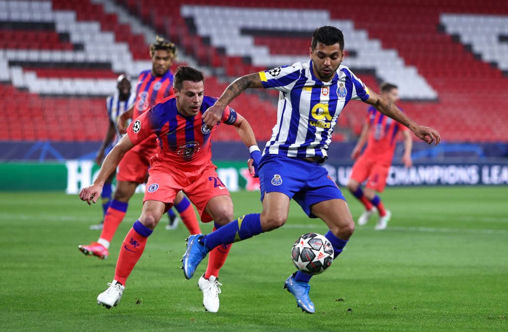 Chelsea derrota al Porto con goles de Mason Mount (32’) y Ben Chilwell (85’), dándole la victoria y ventaja a los ‘Blues’ durante el partido de ida de los Cuartos de Final de la UEFA Champions League. Jesús ‘Tecatito’ Corona participó los 90 minutos del encuentro.