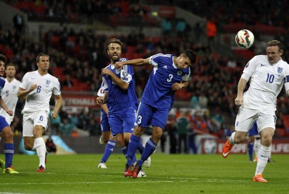 El marcador lo abrió Phil Jahielka con un potente cabezazo en colaboración del arquero de San Marino.