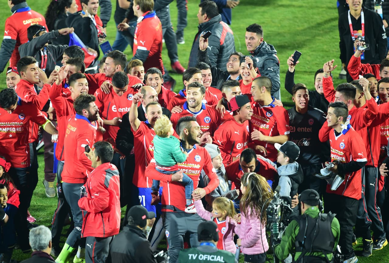 Alegría y festejos comenzaron en todo el país andino.