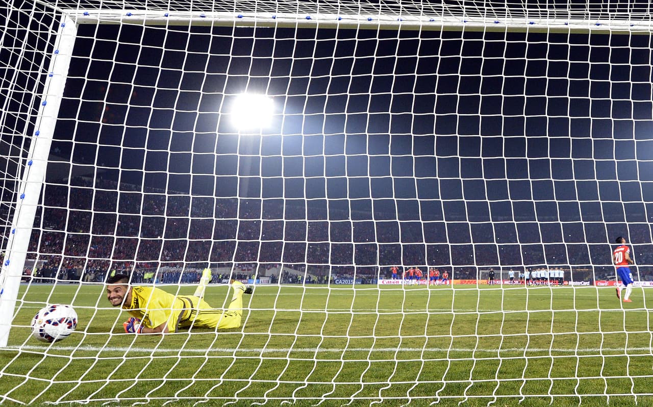 Romero estuvo cerca de parar un esférico pero se qudeó corto.