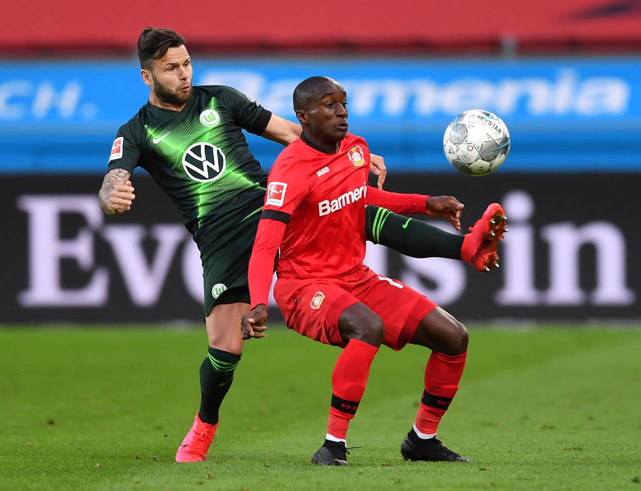 Moussa Diaby se adelanta a la jugada y comienza un peligroso contragolpe para tratar de acortar las distancias.