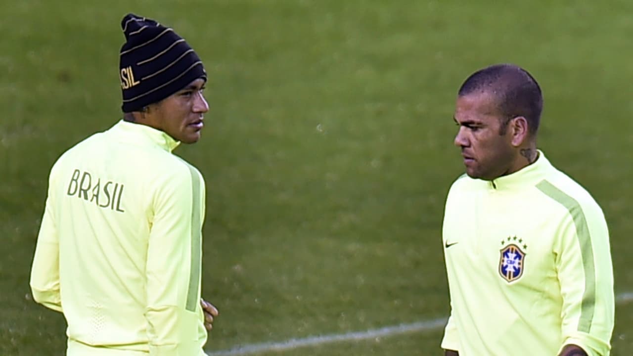 Neymar se queda sin gafete, Dani Alves será capitán en Copa América