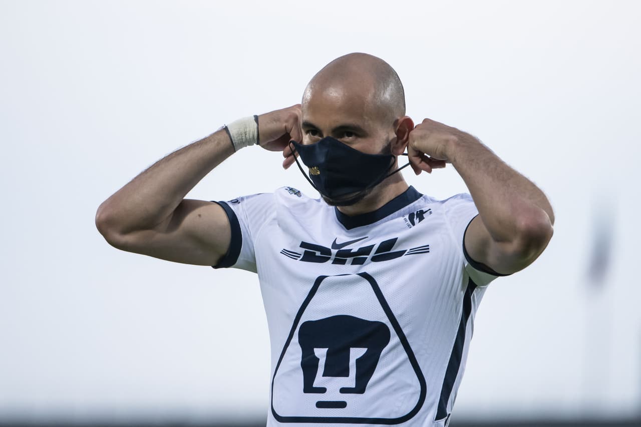 Gonzalez colocándose cubrebocas