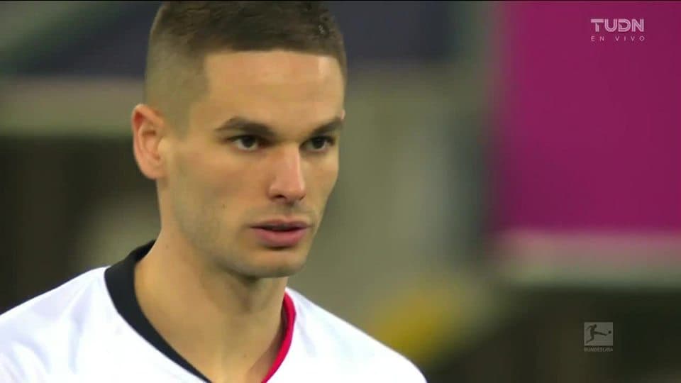 Arranca el partido y la pelota está en juego.