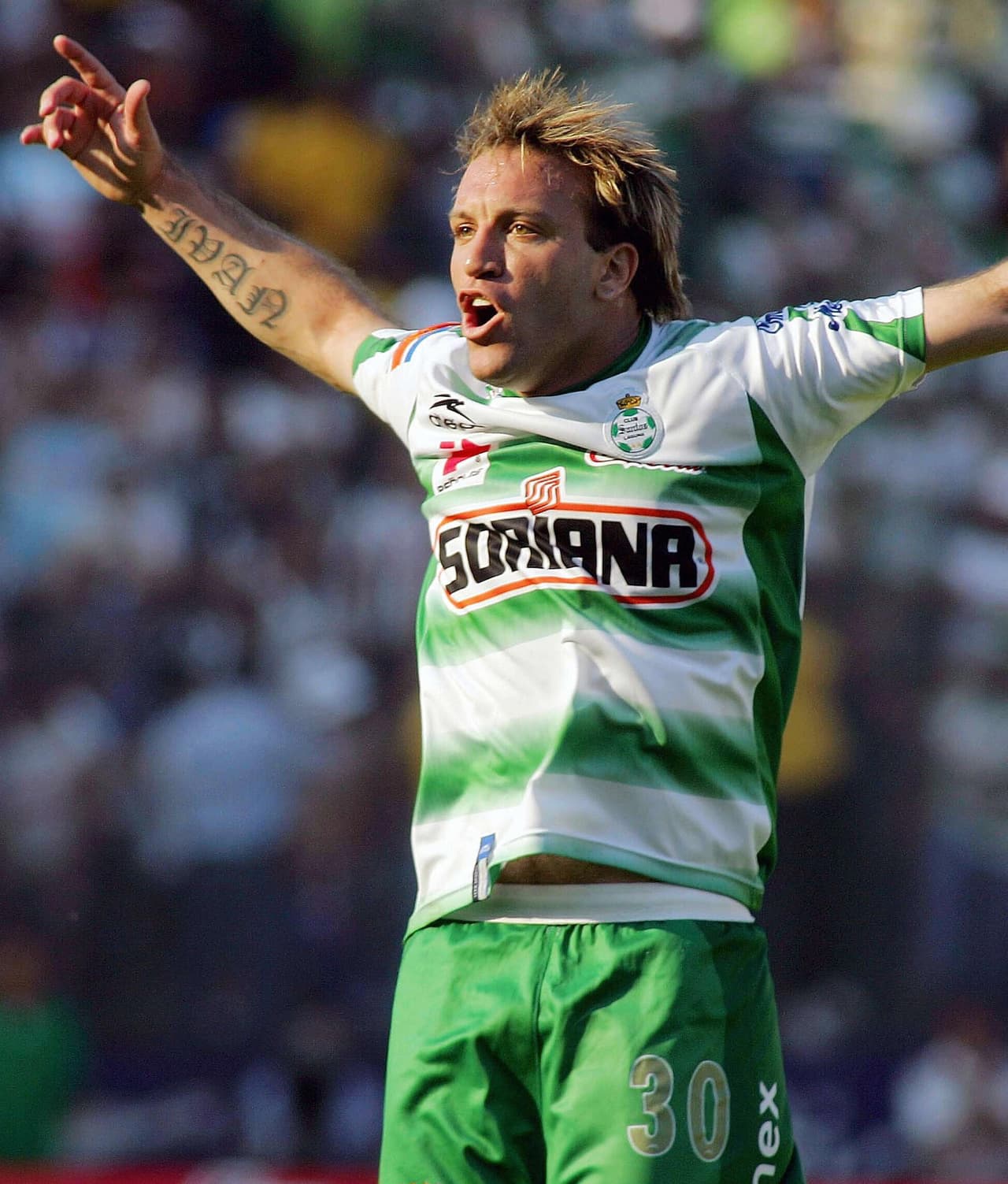 Toda la historia de traspasos entre América y Santos comenzó con Matías Vuoso, de pasado en el Santos Laguna, al que llegó desde Argentina y se convirtió en uno de los delanteros más rentables del fútbol mexicano. Tuvo dos periodos de 2003 a 2006 y de 2007 a 2010.