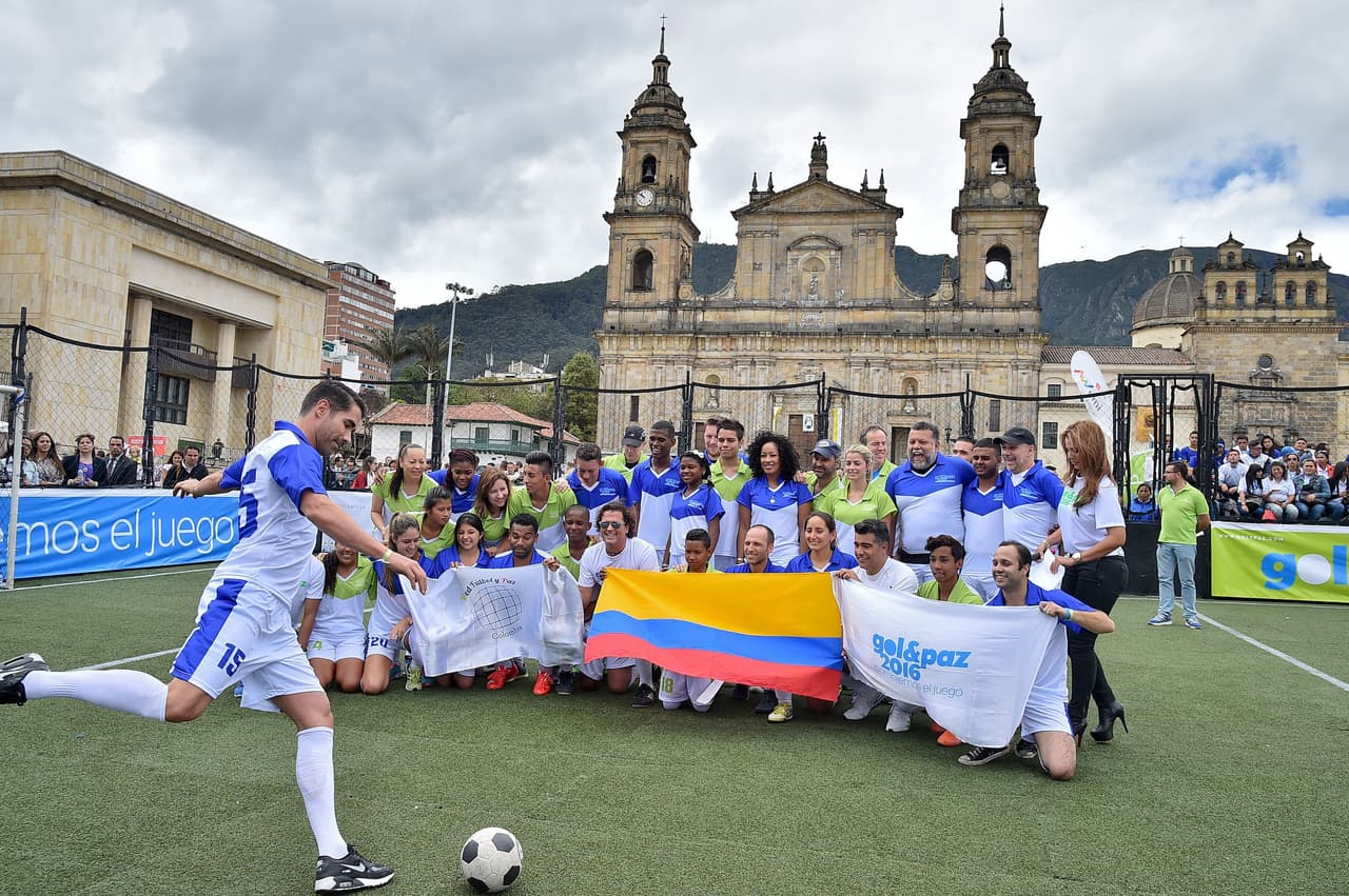 Personalidades colombianas, entre ellas el cantautor Carlos Vives y el alcalde de Bogotá, Enrique Peñalosa, se juntaron con un grupo de jóvenes para jugar un partido simbólico de fútbol por la construcción de la paz.