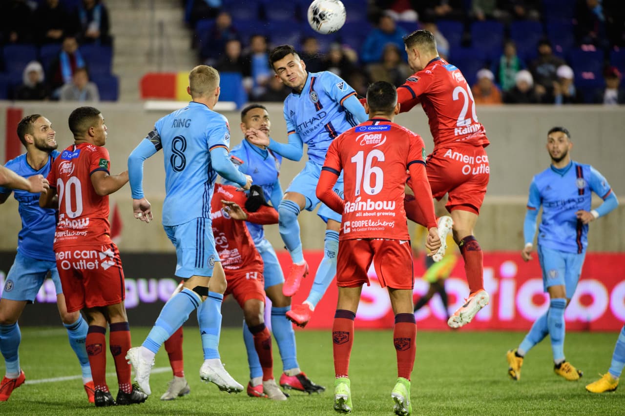 El centroamericano, Lucas Meza se levanta por los aires para rematar a gol pero el balón sale a las manos del portero.
