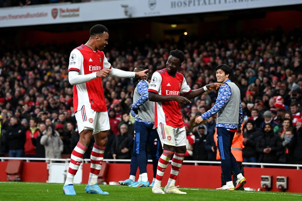 Arsenal se quita la espina del prtido pasado y vencen 2-1 al Brentford, Chelsea sufre de más, pero logra vebncer 0-1 al Crystal Palace, Liverpool no sufre en casa y vencen 3-1 al Norwich City y el Manchester City logra empatar el encuentro en dos ocasiones, pero Harry Kane aparece al 90+5 para poner el 2-3 definitivo a favor del Tottenham.