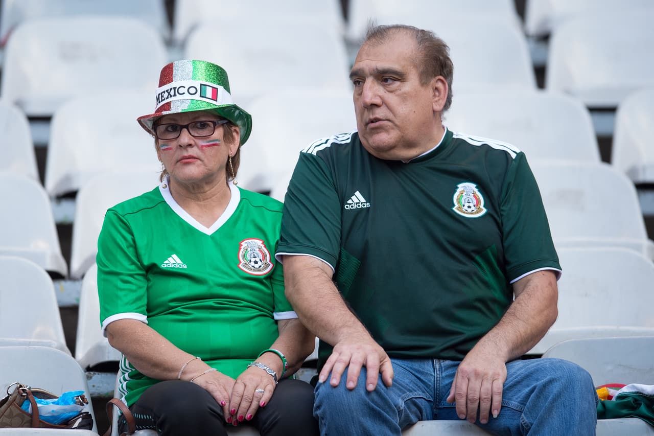 Aficionados de México y Honduras se dieron cita en el Estadio Azteca para apoyar a su selección. Gorros, penachos, sombreros y maquillaje fue sólo una parte del folclor.