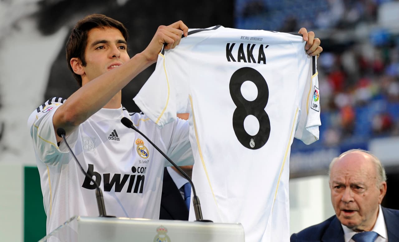 El brasileño Kaká llegó de Milán a Real Madrid en 2009 por 65 millones de euros, aproximadamente unos 76.023.000 dólares.