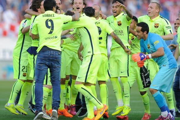 Luis Suárez fue el gran ausente en el terreno de juego, pero acudió a los festejos con sus compañeros-