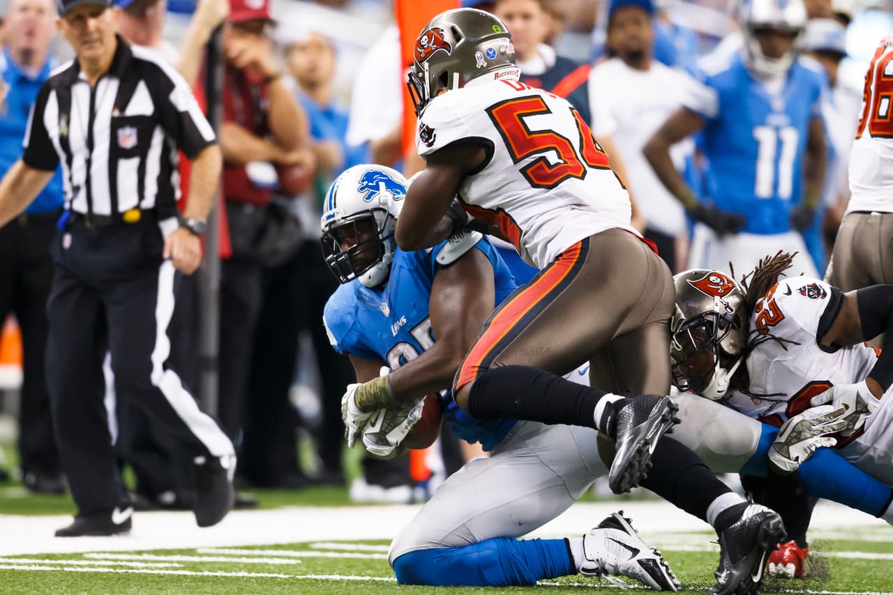 53 / LAVONTE DAVID - LB - TAMPA BAY BUCCANEERS - Espectacular defensivo líder de los Buccaneers en tackleadas con 147, de hecho por cuarto año consecutivo supera las 138. Agregó 3 capturas y 3 intercepciones, una de ellas la regresó para touchdown. Mejoró 3 lugares respecto a 2015 cuando fue ubicado en el lugar 56.